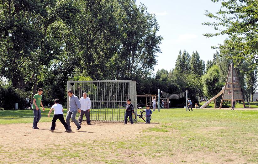 01181_5842 Spielplatz in der Grünanlage Elbpark Entenwerder in Hamburg Rothenburgsort - die Naherholungsanlage wurde 2007 auf dem Bereich des Entenwerder Zollhafens angelegt.