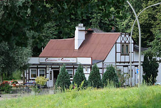 01182_3610 Das Entenwerder Fhrhaus ist seit 1873 ein Gaststtte am Ufer der Elbe. Das historische Fachwerkhaus des Ausflugslokals befindet sich am Eingang des Elbparks Entenwerder; von der Gartenterrassen blicken die Gste auf die Norderelbe. 