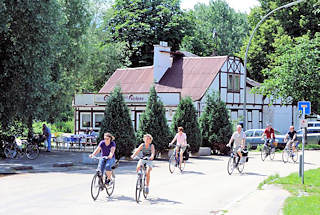 01183_5743 Das 1873 erbaute Entenwerder Fhrhaus am Eingang der Grnanlage Entenwerder Elbpark ist ein beliebter Zwischenstopp fr Radwanderungen entlang der Norderelbe Richtung Vierlande.