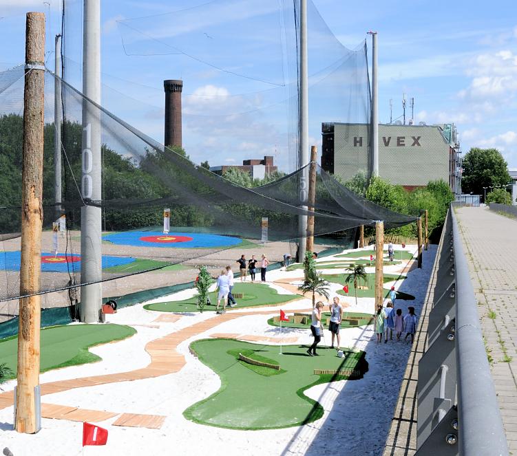 01186_5787 Golfanlage im ehem. Hafengebiet von Hamburg Rothenburgsort neben dem halb zugeschütteten Hafenbecken; auf dem Areal befanden sich früher Hafenbetriebe; rechts der Alexandra-Stieg, im Hintergrund ein ehem. Speichergebäude und der historische Wasserturm der Wasserwerke.