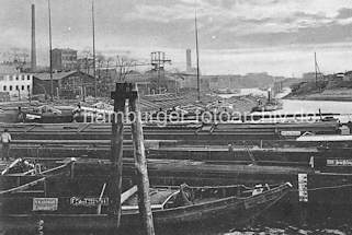 01190_45339 Historische Aufnahme vom Haken in Hamburg Rothenburgsort - re. der Zollhafen Entenwerder. Binnenschiffe liegen dicht beieinander an den Dalben. Am Ufer Krananlagen und Speicher / Lagergebude. Im Bildzentrum im Hintergrund der Wasserturm von Hamburg Rothenburgsort.