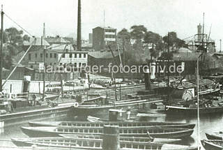 01191_45340 Hafenbecken von Hamburg Rothenburgsort - Khne und Binnenschiffe liegen dicht an dicht am Kai des Hafenbeckens. Industrie- und Gewerbegebude liegen dicht am Hafen, re. im Hintergrund der historische Wasserturm. 