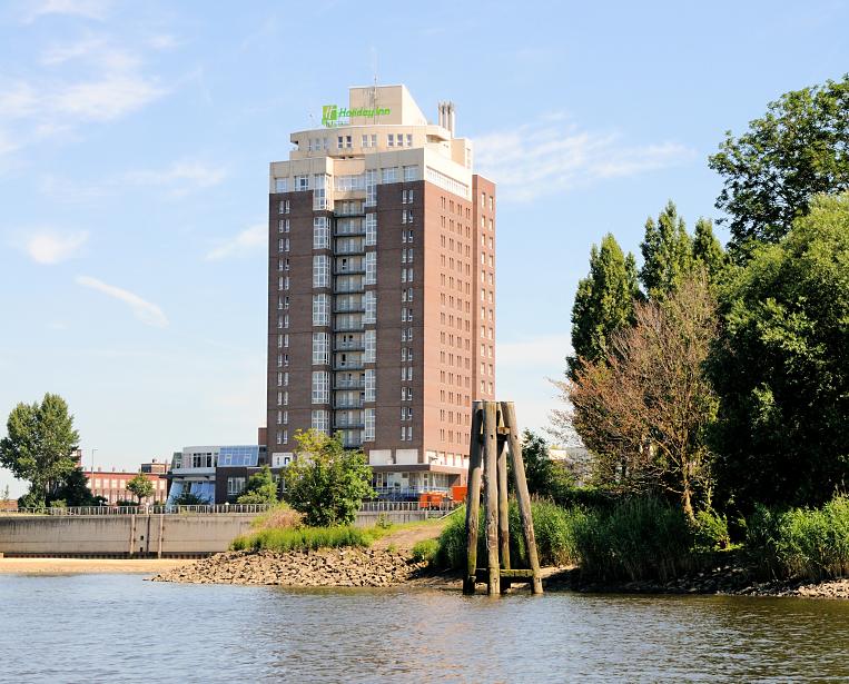 01196_5879 Mehrstckiges Hotelgebude Holiday Inn an der Hamburger Norderelbe / Elbbrcke - re. die Spitze vom Entenwerder Elbpark und die Einfahrt vom HAKEN, dem ehem. Hafen von Hamburg Rothenburgsort.