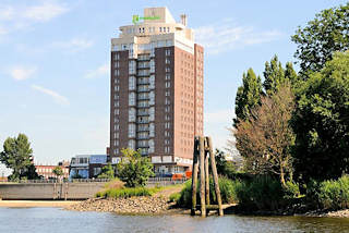 01196_5879 Mehrstckiges Hotelgebude Holiday Inn an der Hamburger Norderelbe / Elbbrcke - re. die Spitze vom Entenwerder Elbpark und die Einfahrt vom HAKEN, dem ehem. Hafen von Hamburg Rothenburgsort.