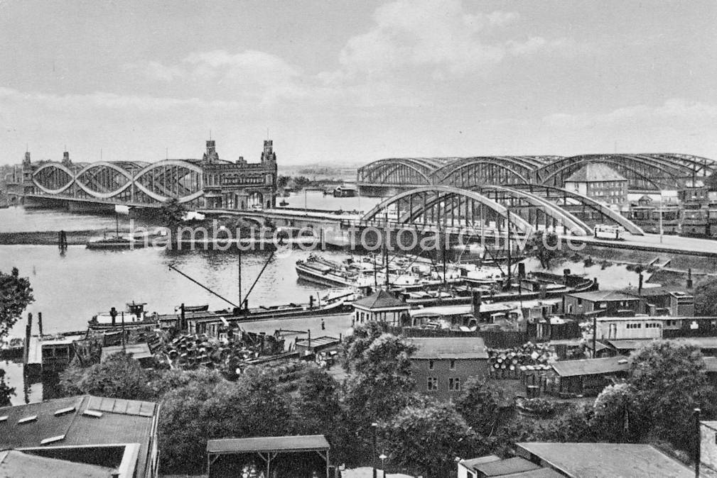 01203_45338 Blick ber die Hafenanlage in Hamburg Rothenburgsort - rechts  die Einfahrt zum Oberhafenkanal; Binnenschiffe / Oberlnder Kahne haben bei der Billhorner Brckenstrasse festgemacht. Hinter der Norderelbbrcke liegen die Freihafen-Elbbrcken.