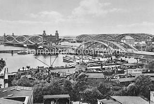 01203_45338 Blick ber die Hafenanlage in Hamburg Rothenburgsort - rechts  die Einfahrt zum Oberhafenkanal; Binnenschiffe / Oberlnder Kahne haben bei der Billhorner Brckenstrasse festgemacht. Hinter der Norderelbbrcke liegen die Freihafen-Elbbrcken.