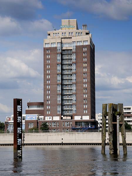 01204_3727 Pegelanzeige fr die Durchfahrt der Elbbrcke und der Billhorner Brcke (re. ) - im Hintergrund der Haken in Hamburg Rothenburgsort und das Hotelhochhaus vom Holiday Inn.