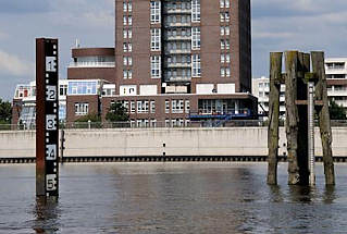 01204_3727 Pegelanzeige fr die Durchfahrt der Elbbrcke und der Billhorner Brcke (re. ) - im Hintergrund der Haken in Hamburg Rothenburgsort und das Hotelhochhaus vom Holiday Inn.