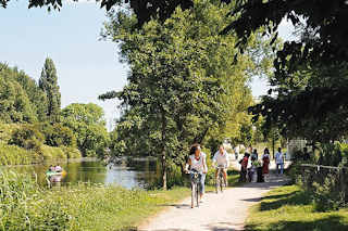 61_9459 Das Ufer des Ernst-August-Kanals ist fr die Bewohner und Bewohnerinnen Wilhelmsburgs und den Besuchern des Hamburger Stadtteils ein Naherholungsgebiet.