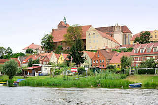 1952 Blick von der Havel zum Domberg mit dem romanischen Havelberger Dom. Huser am Ufer der Havel / Weinbergstrasse.