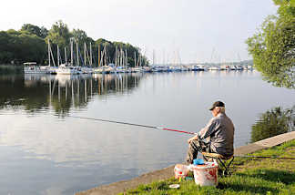 7533 Angler am frhen Morgen an der Havel - Plaue / Brandenburg a. d. Havel - im Hintergrund Marina mit Segelbooten / Margaretenhof.