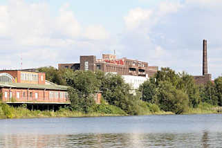 8365 Gewerbegebiet Hamburg Veddel - Industriearchitektur am Hovekanal - Klinkergebude, Fabrikschornstein auf der Peute.