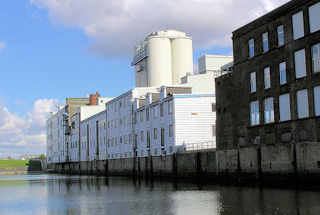 4-PA090009 Siloanlage, Industriegebude am Marktkanal in Hamburg Veddel. ( 2004 )