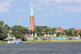 6601 Blick ber die Elbe auf Wittenberge - Kirchturm  der Pfarrkirche der Stadt.