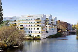 7247 Moderner Neubau, Wohnhaus am Kanalufer in Hamburg Hamm - lks. die Mndung vom Rckertkanal, re. der Mittelkanal.