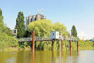 5690 Silos und rostige  Lschanlage, Kanalufer des Moorfleeter Kanals, Hamburg Billbrook.