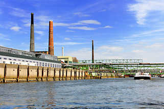 4029 Blick in den Mggenburger Kanal von Hamburg Veddel - Industrieschornsteine - Tankschiff im Kanal.