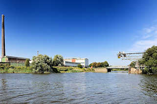 6657 Blick vom Mggenburger Kanal in den Moorkanal, der zum Hovekanal fhrt. Hamburger Industriegebiet auf der Veddel.