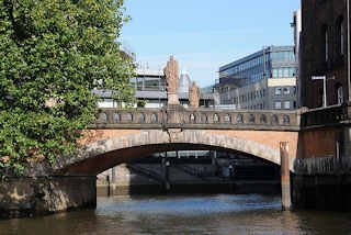 6149 Hamburgfotos aus der Altstadt - Trostbrcke ber das Nikolaifleet - Skulpturen St. Ansgar + Graf Adolf.