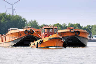 2518 Ein Schlepper mit zwei Schuten / Arbeitsschiffe auf der Rethe in Hamburg Wilhelmsburg.