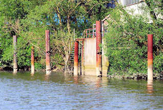 2493 Alte Stahldalben und Anleger aus Beton - Schmidtkanal Hamburg Wilhelmsburg.