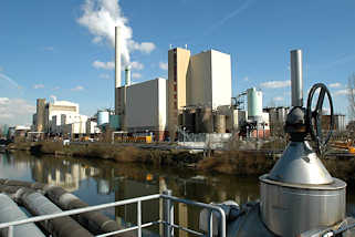 Hamburger Architekturfotografie MVA Borsigstrasse, Mllverbrennungsanlage am Billbrooker Tiefstackkanal, Rohleitungen Fernwrmeleitungen.