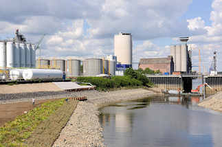 7093 Sperrwerk am Veringkanal - Blick zum Reiherstieg, Industriearchitektur.