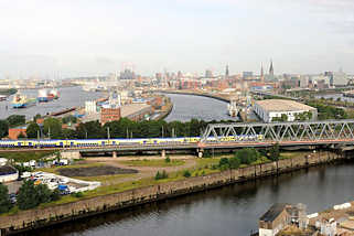 6023 Eisenbahnbrcke ber den Billhafen / Oberhafenkanal. In der Bildmitte der Baakenhafen; ein Frachter liegt am Versmannkai; dahinter eine Baustelle der Hafencity bei der Versmannstrasse.