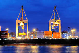 8313 Nachtarbeit im Hamburger Hafen - beleuchtete Containerbrcken ber einem Frachtschiff mit Containern beladen - Bilder aus dem Hamburger Hafen zur Blauen Stunde.