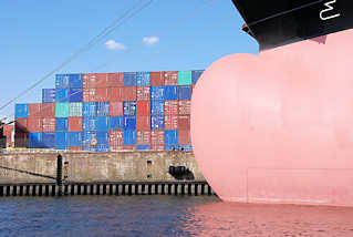 4677 Wulstbug eines Frachtschiffs am Mnckebergkai im Ellerholzhafen, Hafenbecken im Hamburger Hafen - gestapelte Container am Kai.