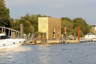 3781 Caf und Bar auf dem Ponton in Entenwerder - der goldene Pavillon besteht aus kupfernem Lochblech und war Teil eines Kunst-Events in Mnster.