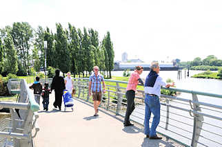 5721 Fussgnger auf der Hakenbrcke - einige blicken auf die Elbe bei Hamburg Rothenburgsort - im Hintergrund Pappeln des Elbparks.