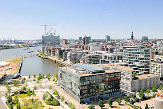 5522 Luftaufnahme vom Grasbrookhafen in der Hamburger Hafencity; moderne Brogebude und Wohnhuser - im Hintergrund die Baustelle der Elbphilharmonie.