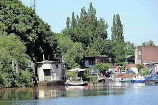 5457 Harburger Holzhafen - Hauseboote im Kanal - Sportboote, Motorboote.