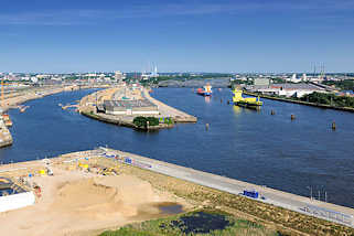 7440 Luftaufnahme vom Baakenhafen und der Baustelle der HafenCity-Universitt und der entstehenden Brcke ber das Hafenbecken - re. die Norderelbe und die Elbbrcken.