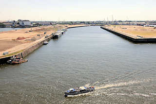 5254 Blick in das leere Hafenbecken des Kaiser Wilhelm Hafens im Hamburger Hafen -  bis 2015 soll fr ca. 80 Mio. Euro das Terminal entstehen.