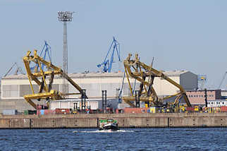 6431 Kransprengung im Hamburger Kaiser Wilhelm Hafen - die hohen gelben Hafenkrne werden mit einer Sprengladung zu Fall gebracht. Bilder aus dem Hamburger Stadtteil Steinwerder, Hamburger Hafengebiet.