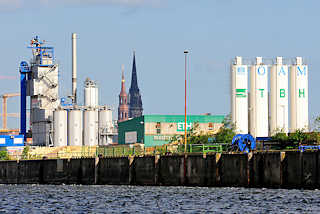 3091 GEwerbe und Industrieanlagen am Kirchenpauerkai der Norderelbe - in der Bildmitte die Kirchtrme der St. Katharinenkirche und St. Nikolaikirche.