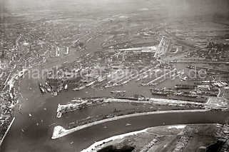 244_2958 historisches Flugbild vom Hamburger Hafen; im Vordergrund der Khlbrand; direkt dahinter der Kohleschiffhafen mit den Ladekranen am Toller Ort. Rechts dahinter der Vulklanhafen mit Helgen der Vulkanwerft / Howaldtswerft - dahinter der Rohafen +