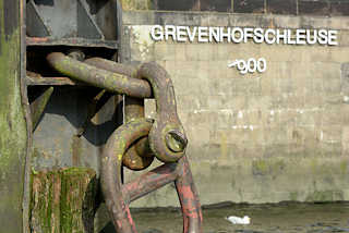 0786 Grevenhover Schleuse im Kuhwerderhafen in Hamburg Steinwerder - die Strmungsschleuse ist stillgelegt.
