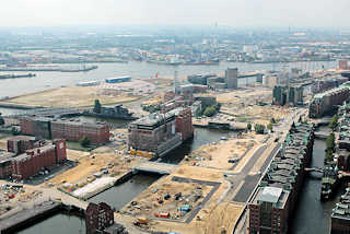 5012 Luftaufnahme von den Baustellen in der Hafencity Hamburgs -im Vordergrund der Ericusgraben / Brooktorhafen, dahinter der Magdeburger Hafen mit dem Kaispeicher B. ( 2006 )