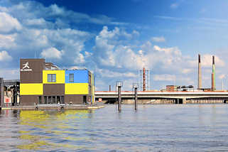 8377 Blick ber den Mggenburger Zollhafen - Stadtteil Hamburg Veddel - Schimmendes Haus, Brogebude der IBA, Internationale Bauausstellung. Im Hintergrund die Autobahnbrcke und Fabrikschornsteine auf der Peute.