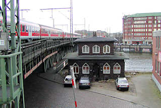 P1250082-2002 Leerstehende Oberhafenkantine am Oberhafen - ein Zug fhrt ber die Oberhafenkanalbrcke (2002)