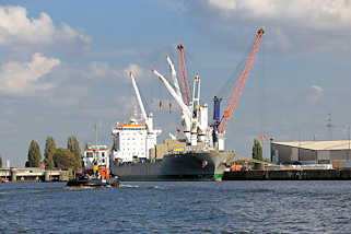 2255 Frachtschiff mit Ladekrnen im Oderhafen / Oderhft im Hamburger Hafen, Stadtteil Steinwerder; im Hintergrund die Ellerholzschleuse.