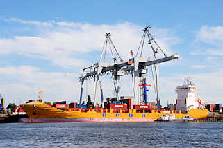 4668 Frachtschiff am Sthamerkai im Hamburger Oderhafen - ein Tankschiff hat lngsseits festgemacht.