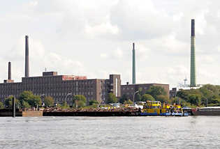 8358 Blick ber die Norderelbe in den Peutehafen - Fabrikschornsteine und Industriearchitektur der 1920er Jahre auf der Peute - Bilder aus den Hamburger Stadtteilen.