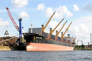 8446 Frachtschiff mit vier bordeigenen Krnen am Rosskai des Rosshafens - Bilder aus dem Hamburg Hafen; Fotos aus dem Stadtteil Steinwerder, Bezirk Hamburg Mitte.