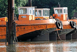 2630 Heck von Arbeitsschiffen, Schuten im Hamburger Hafen / Rugenberger Hafen.