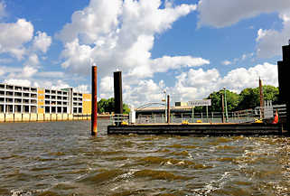 3347 Anleger Saalehafen am Halleschen Ufer - Fassade des Parkhauses am Dessauer Ufer von Hamburg Kleiner Grasbrook.