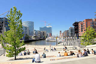 1850 Sonnentag in der Hafencity Hamburgs am Sandtorhafen - Mittagspause in der Sonne auf den Magellan-Terrassen.